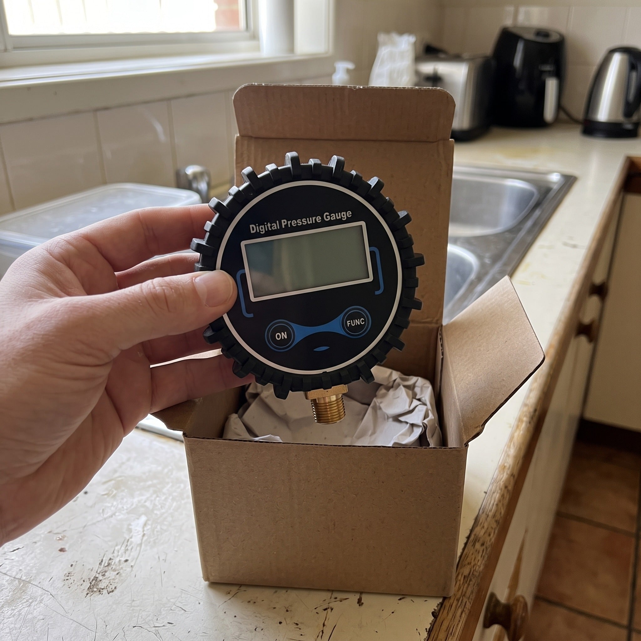 Roadwell digital pressure gauge in everyday garage scene 7